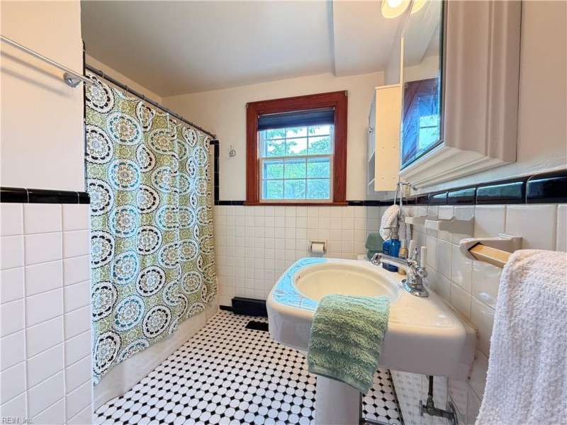 Photo 19 of 44 residential for sale in Portsmouth virginia