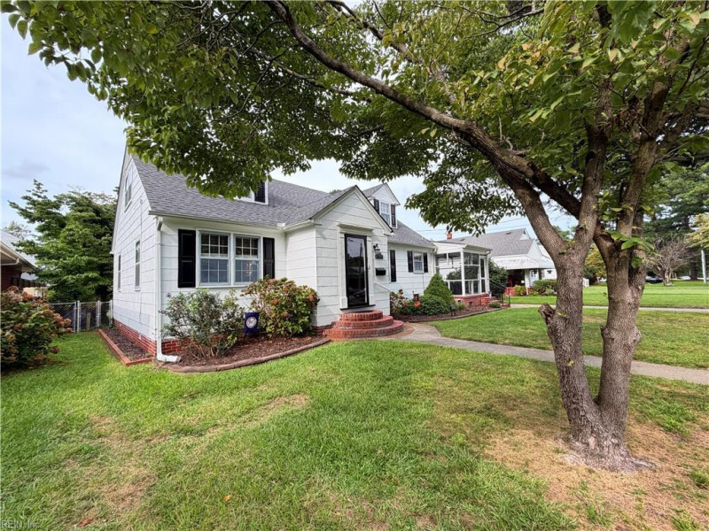 Photo 2 of 44 residential for sale in Portsmouth virginia