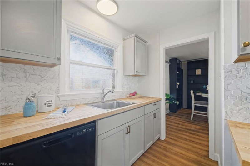 Photo 11 of 30 residential for sale in Hampton virginia