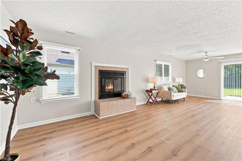Photo 4 of 32 residential for sale in Virginia Beach virginia