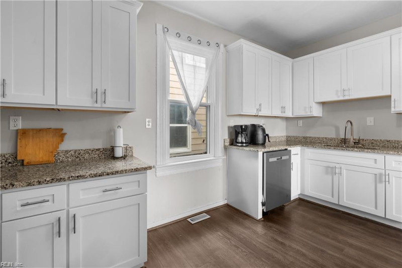 Photo 16 of 41 residential for sale in Portsmouth virginia