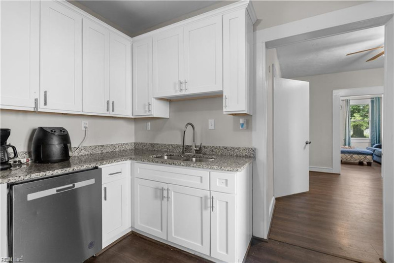Photo 18 of 41 residential for sale in Portsmouth virginia