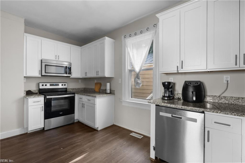 Photo 19 of 41 residential for sale in Portsmouth virginia