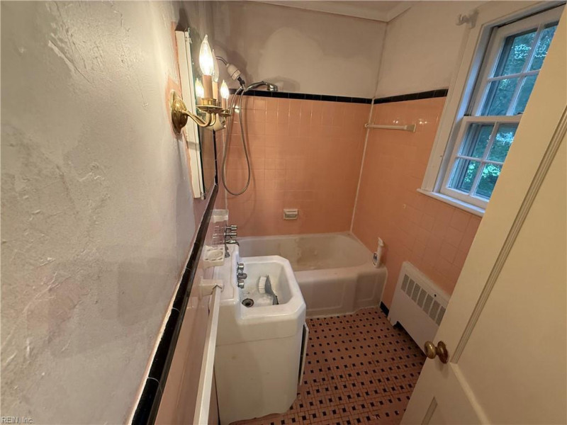 Photo 12 of 17 residential for sale in Portsmouth virginia