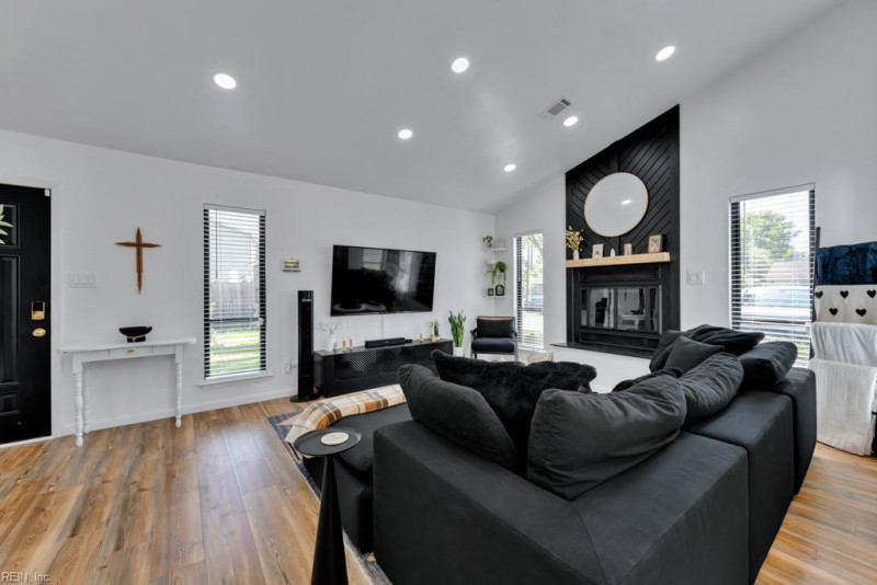 Photo 10 of 32 residential for sale in Virginia Beach virginia