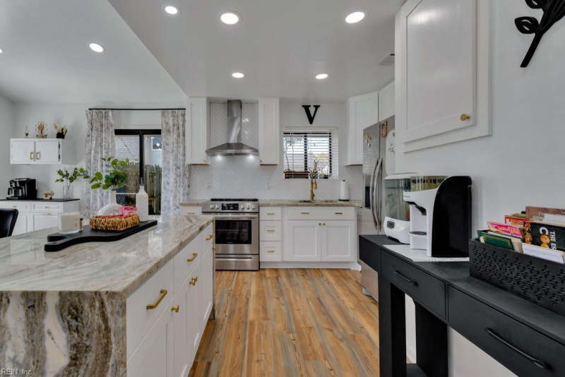 Photo 2 of 32 residential for sale in Virginia Beach virginia