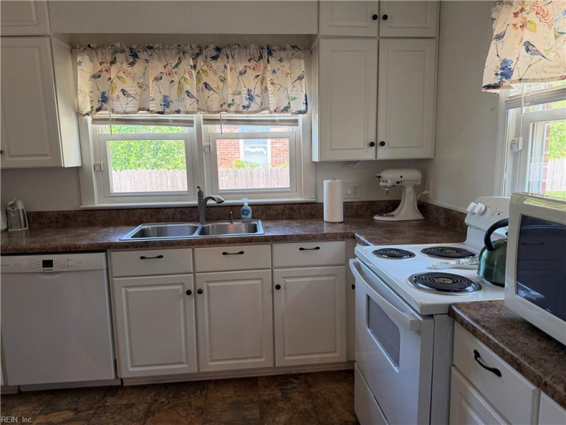 Photo 11 of 31 residential for sale in Portsmouth virginia