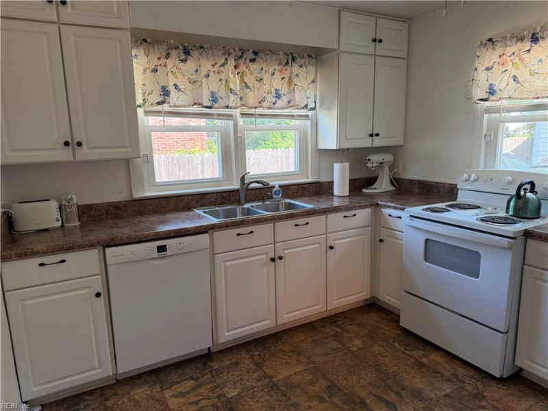 Photo 9 of 31 residential for sale in Portsmouth virginia