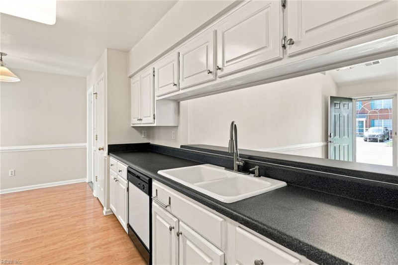 Photo 12 of 41 residential for sale in Chesapeake virginia