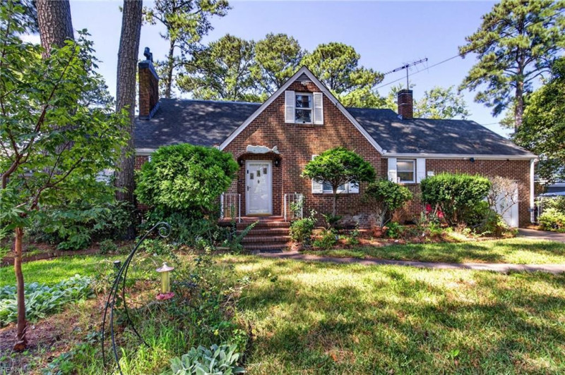 Photo 3 of 31 residential for sale in Norfolk virginia