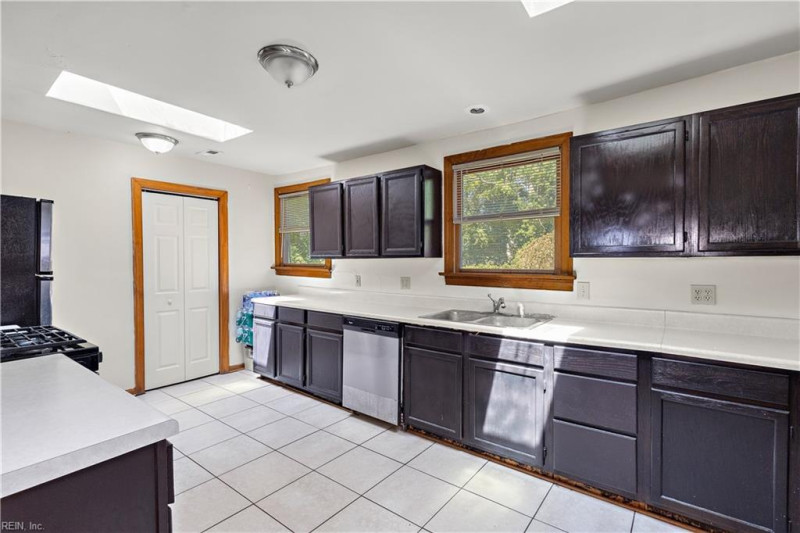 Photo 11 of 23 residential for sale in Hampton virginia
