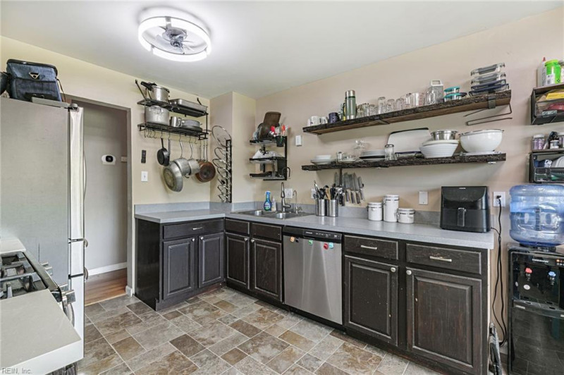 Photo 12 of 34 residential for sale in Hampton virginia