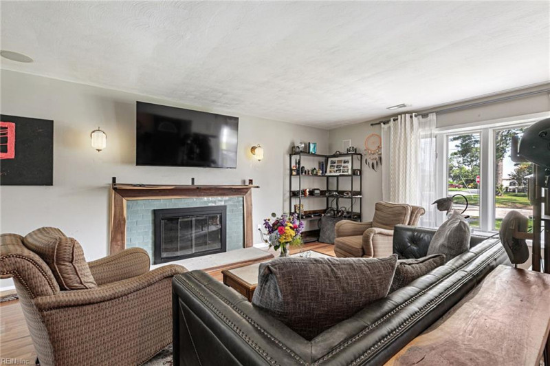 Photo 4 of 34 residential for sale in Hampton virginia