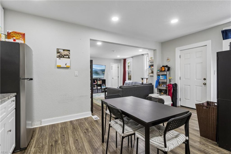 Photo 10 of 30 residential for sale in Chesapeake virginia