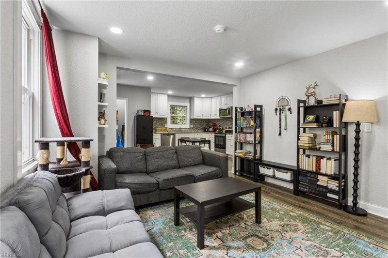 Photo 7 of 30 residential for sale in Chesapeake virginia