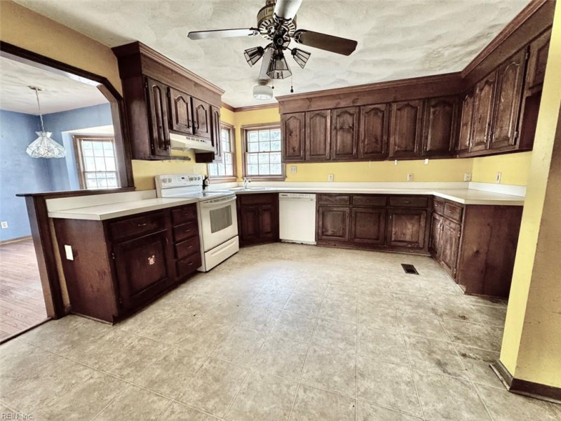 Photo 6 of 10 residential for sale in Chesapeake virginia