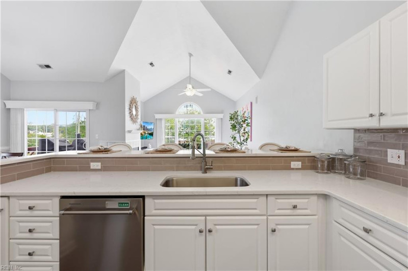 Photo 15 of 46 residential for sale in Virginia Beach virginia