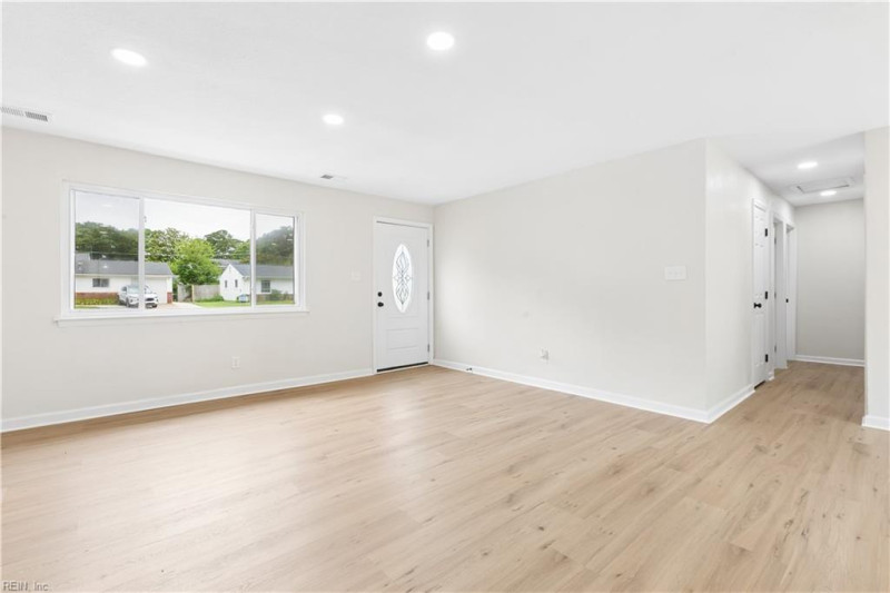 Photo 11 of 32 residential for sale in Virginia Beach virginia