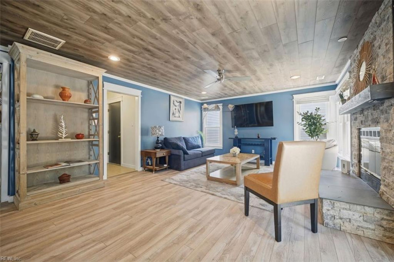 Photo 6 of 11 residential for sale in Chesapeake virginia