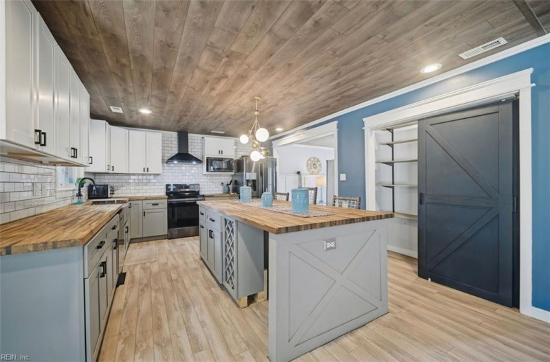 Photo 8 of 11 residential for sale in Chesapeake virginia