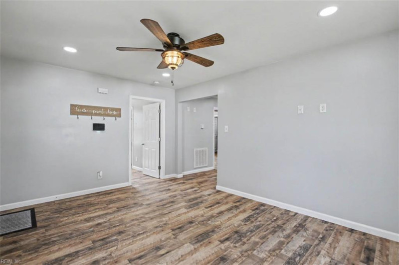 Photo 11 of 40 residential for sale in Hopewell City virginia