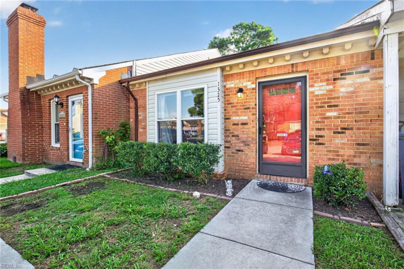 Photo 4 of 26 residential for sale in Virginia Beach virginia