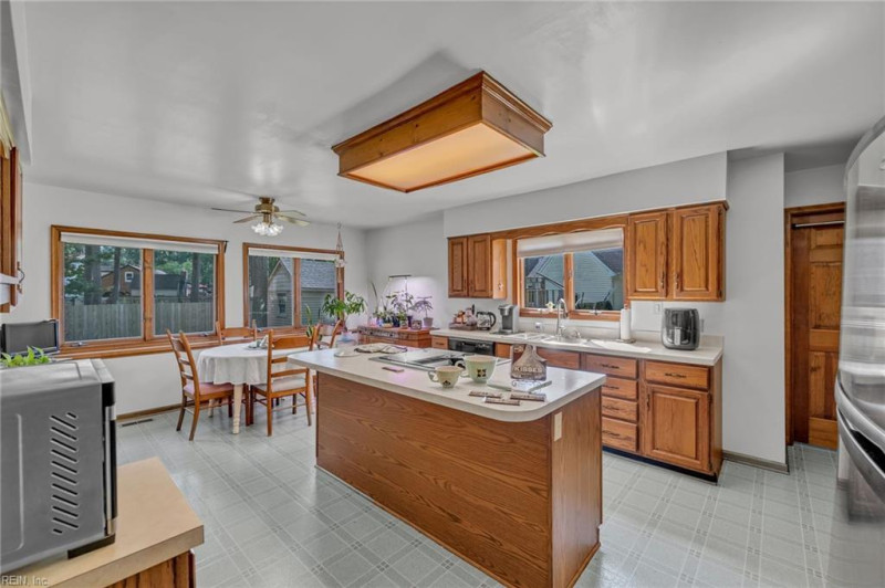 Photo 12 of 33 residential for sale in Chesapeake virginia