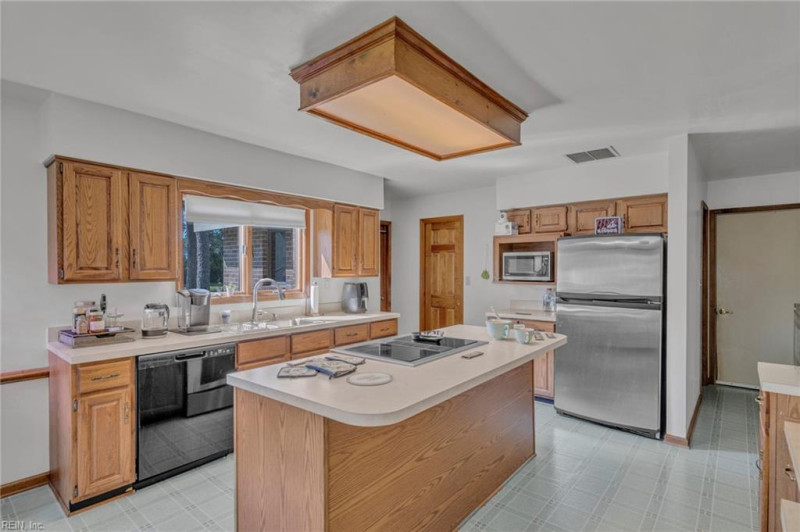 Photo 13 of 33 residential for sale in Chesapeake virginia