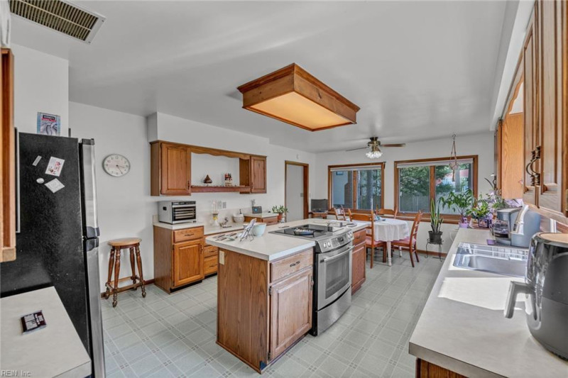 Photo 16 of 33 residential for sale in Chesapeake virginia