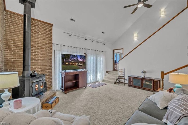 Photo 7 of 33 residential for sale in Chesapeake virginia