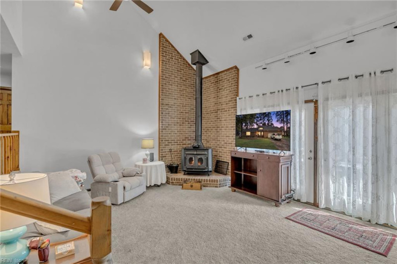 Photo 8 of 33 residential for sale in Chesapeake virginia