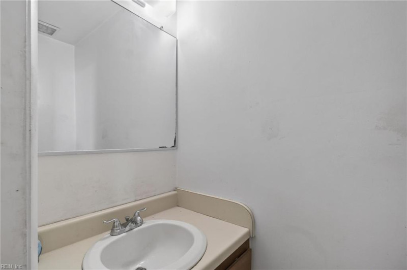 Photo 14 of 32 residential for sale in Chesapeake virginia