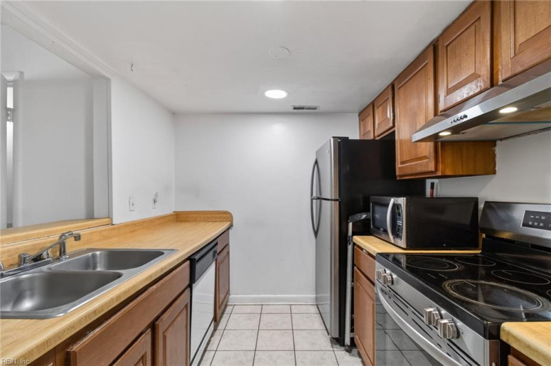 Photo 9 of 32 residential for sale in Chesapeake virginia