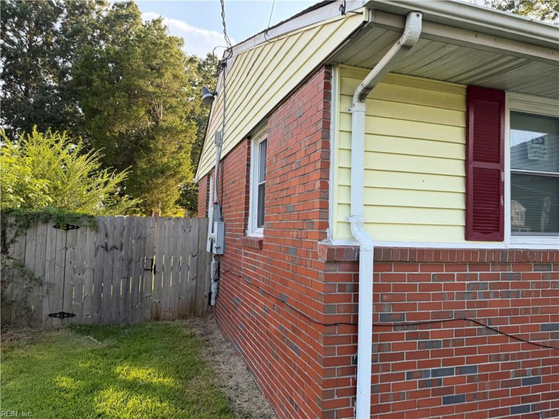 Photo 3 of 13 residential for sale in Chesapeake virginia