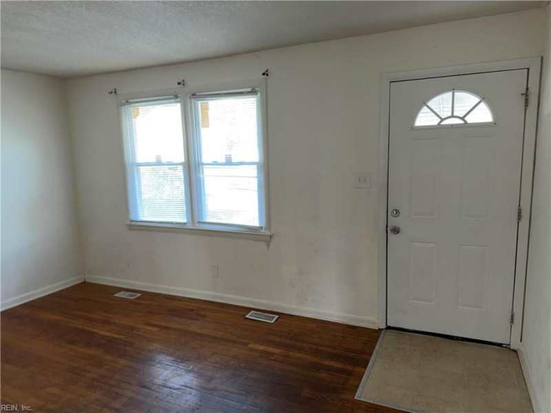 Photo 6 of 13 residential for sale in Chesapeake virginia