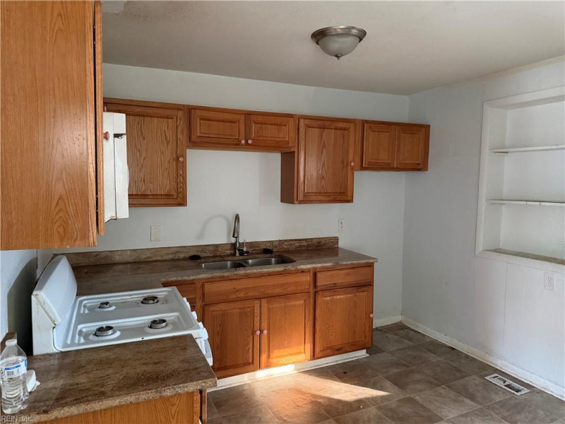 Photo 7 of 13 residential for sale in Chesapeake virginia