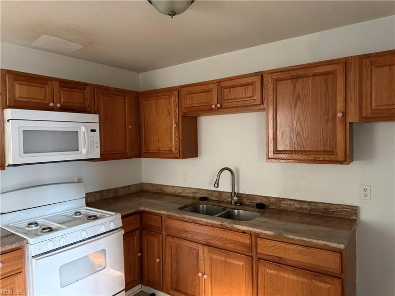 Photo 8 of 13 residential for sale in Chesapeake virginia