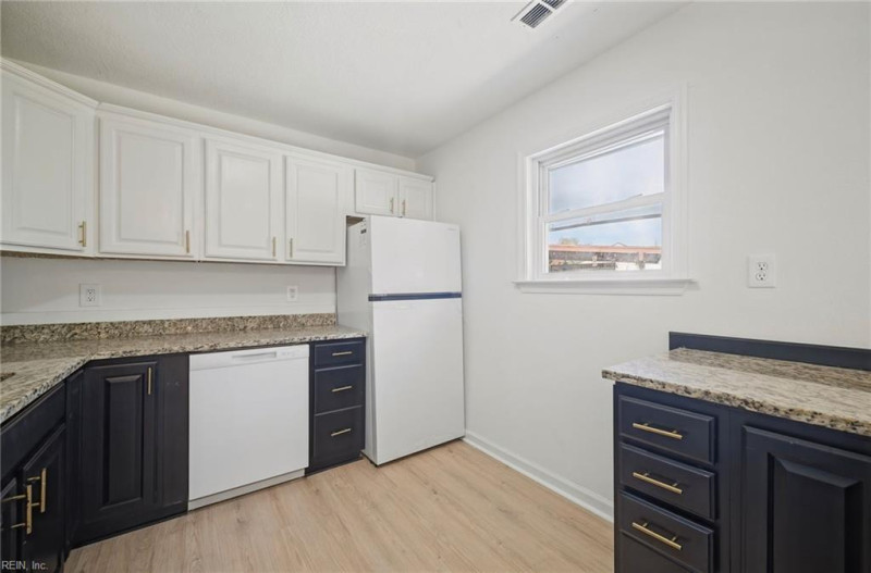 Photo 10 of 41 residential for sale in Virginia Beach virginia