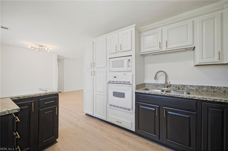 Photo 11 of 41 residential for sale in Virginia Beach virginia