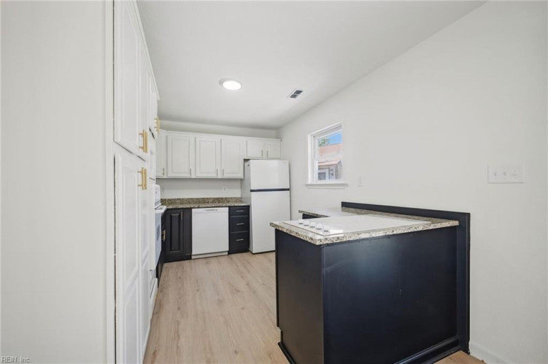 Photo 12 of 41 residential for sale in Virginia Beach virginia