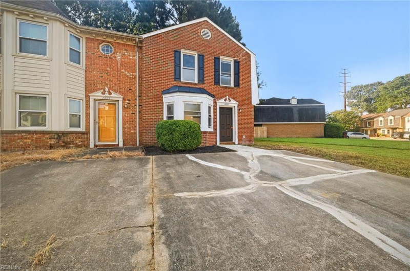 Photo 2 of 31 residential for sale in Chesapeake virginia