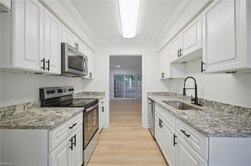 Photo 8 of 31 residential for sale in Chesapeake virginia