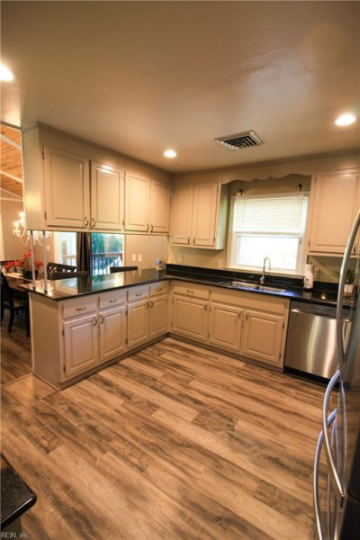 Photo 12 of 48 residential for sale in Chesapeake virginia