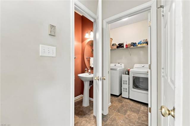 1/2-bathroom downstairs 