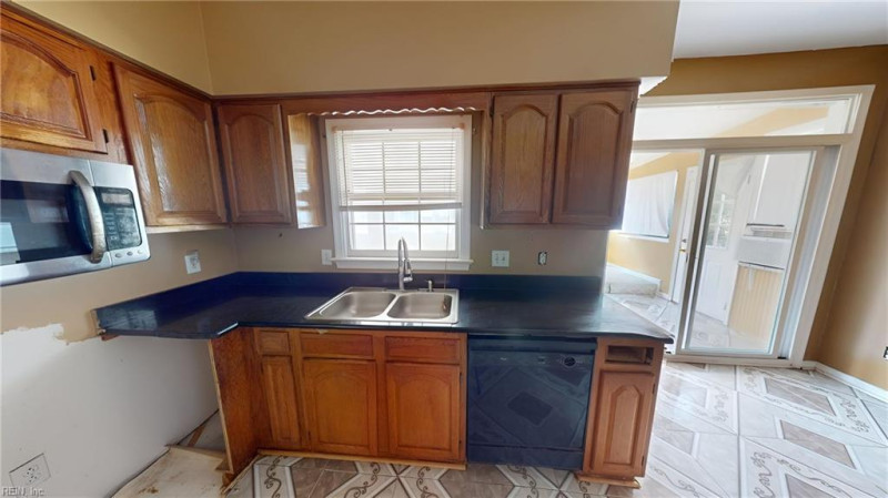 Photo 13 of 50 residential for sale in Chesapeake virginia