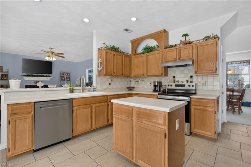 Photo 12 of 39 residential for sale in Chesapeake virginia