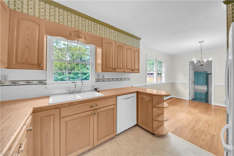Photo 12 of 50 residential for sale in Chesapeake virginia