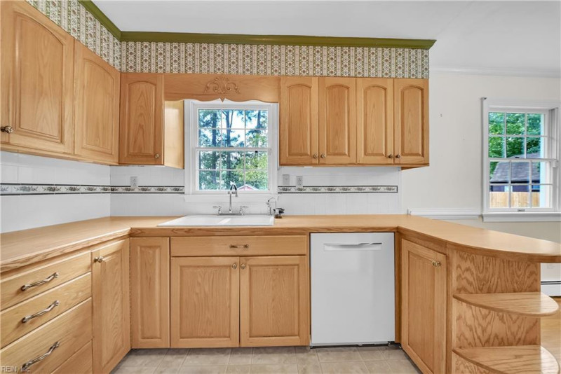 Photo 16 of 50 residential for sale in Chesapeake virginia