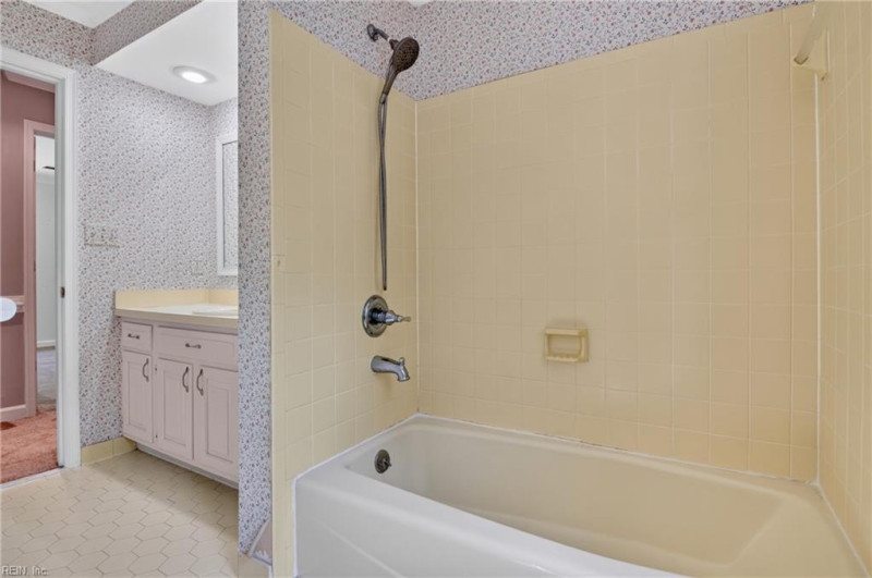 Photo 23 of 34 residential for sale in Chesapeake virginia