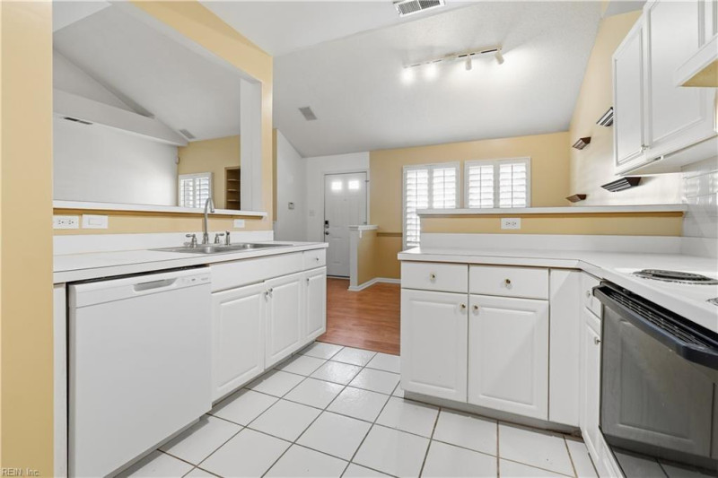 Photo 10 of 32 residential for sale in Chesapeake virginia